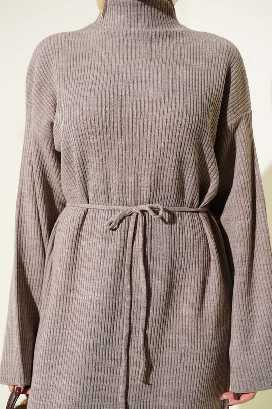 Loose-fitting belted knitted dress in mink color.
