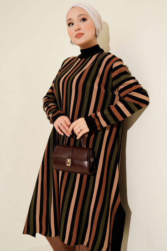 سترة طويلة مخططة فضفاضة من الصوف المحبوك، سوداء اللون.