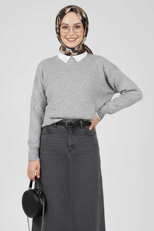 Pull ample et duveteux en maille grise.