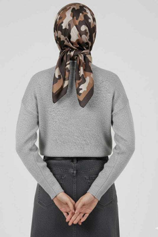 Pull ample et duveteux en maille grise.