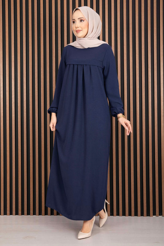 فستان محتشم بتفاصيل من سار روبا باللون الأزرق الداكن