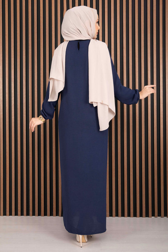 فستان محتشم بتفاصيل من سار روبا باللون الأزرق الداكن