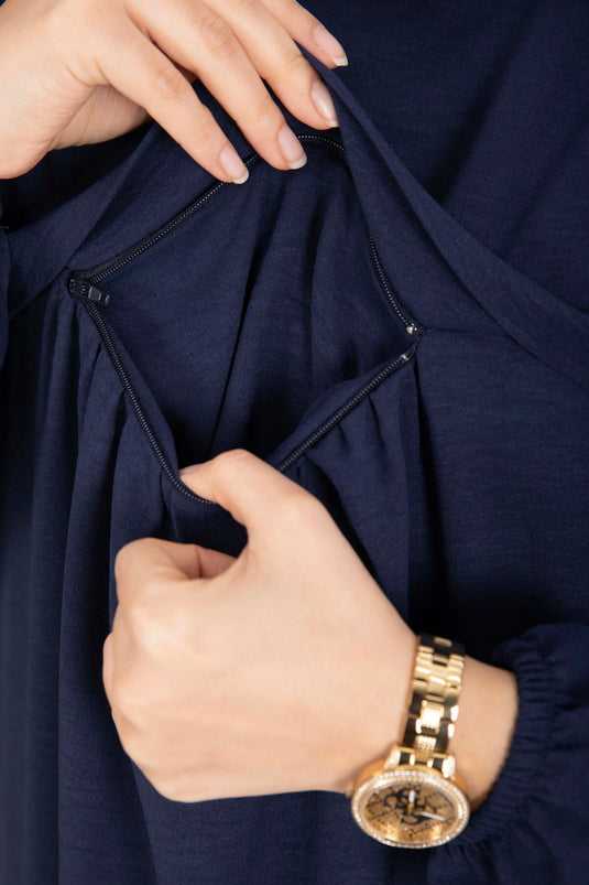 فستان محتشم بتفاصيل من سار روبا باللون الأزرق الداكن