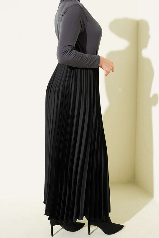 Gonna plissettata con aspetto satinato nera