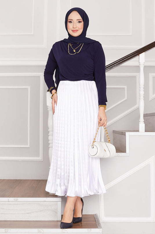 تنورة مطوية من الساتان باللون الأبيض