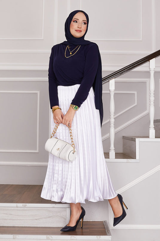 تنورة مطوية من الساتان باللون الأبيض