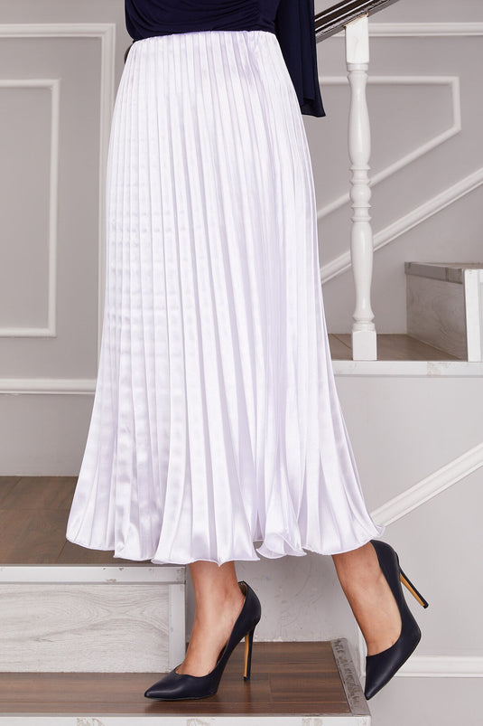 تنورة مطوية من الساتان باللون الأبيض