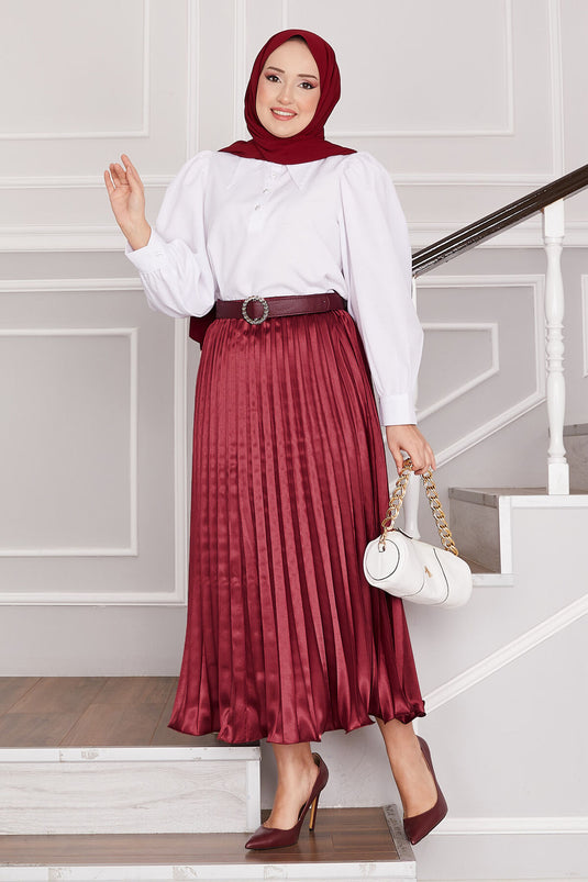 تنورة مطوية من الساتان باللون الأحمر الداكن
