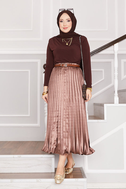 تنورة مطوية من الساتان باللون البني