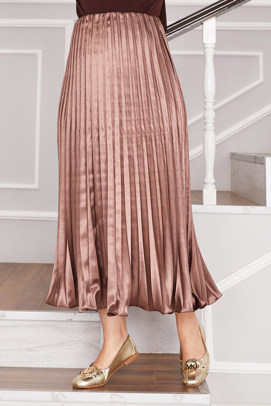 تنورة مطوية من الساتان باللون البني