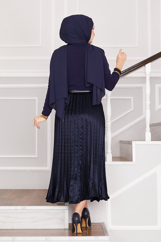 تنورة مطوية من الساتان باللون الأزرق الداكن