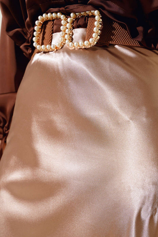 تنورة طويلة من الساتان المنك