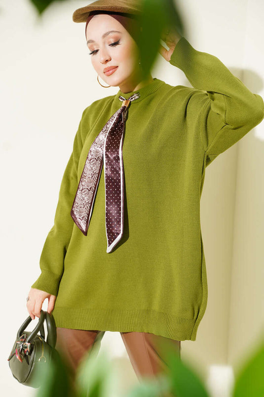 Tunique tricotée verte à col en satin et écharpe