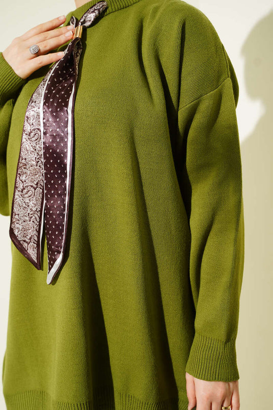 Tunique tricotée verte à col en satin et écharpe