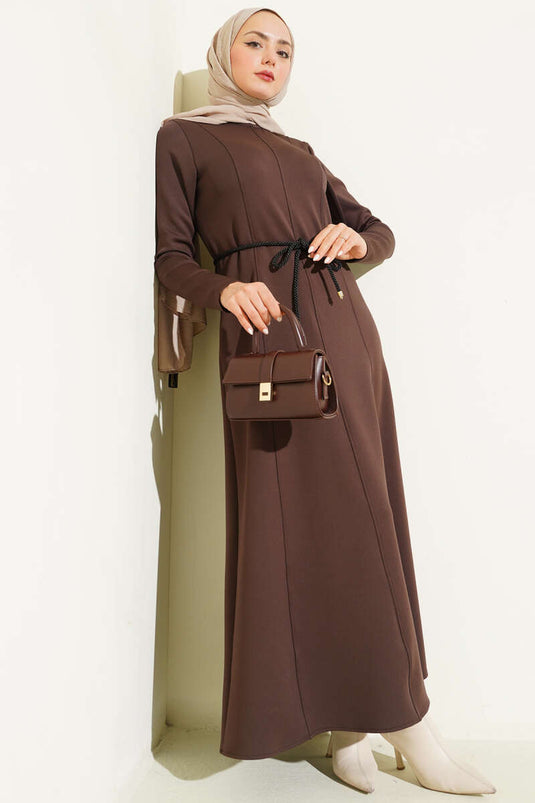 فستان بحزام مفصل وقلم سكوبا بني