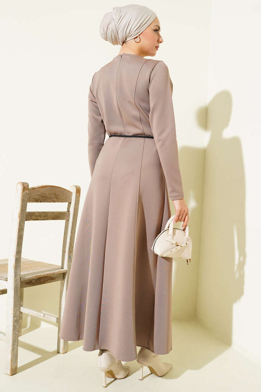 Abito con cintura e dettagli scuba color visone