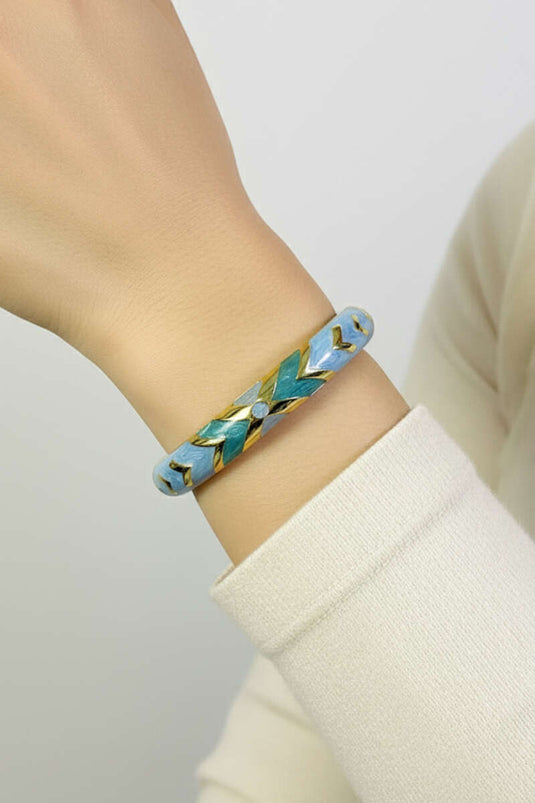 سوار معصم منقوش بلون أزرق فاتح لؤلؤي