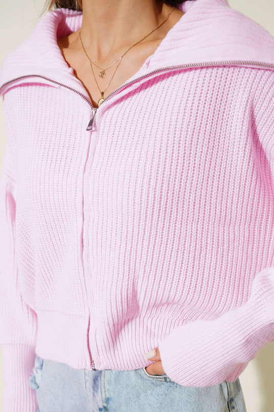 Gilet rose à fermeture éclair et motif Thessaloniki Knit.