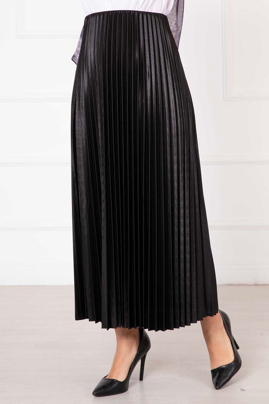 تنورة سينا مطوية باللون الأسود