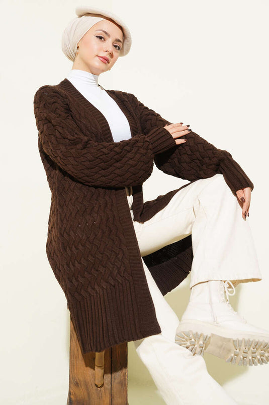 سترة محبوكة من الصوف بنية اللون