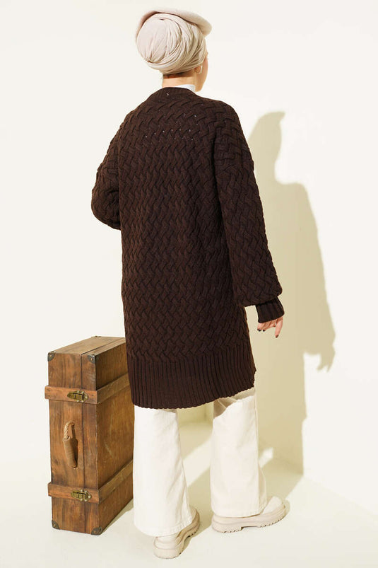 سترة محبوكة من الصوف بنية اللون