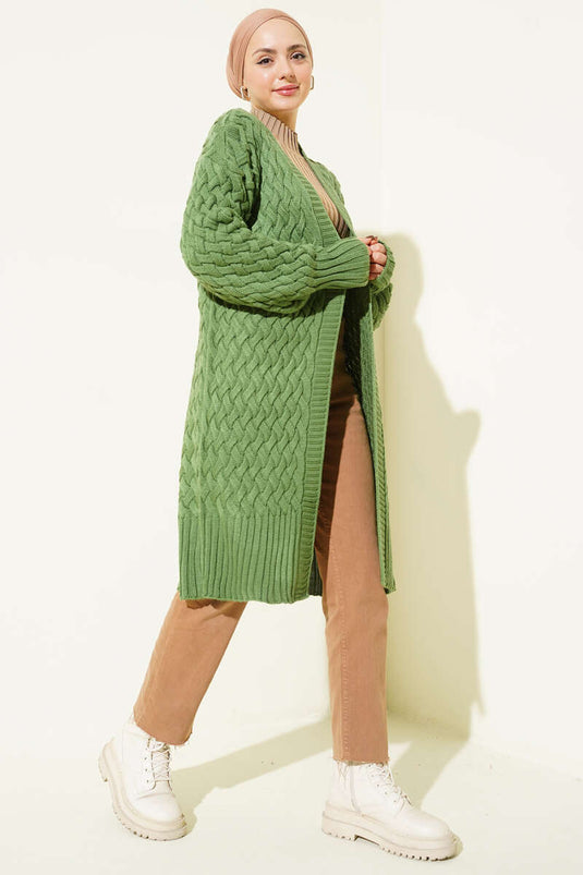 سترة محبوكة من الصوف باللون الأخضر