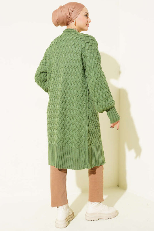 سترة محبوكة من الصوف باللون الأخضر