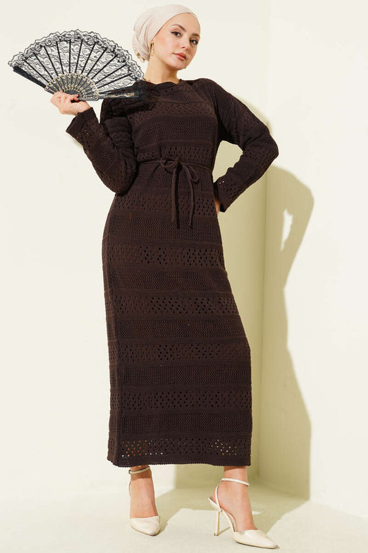 فستان محبوك بنقشة شريطية مفتوحة باللون البني الداكن