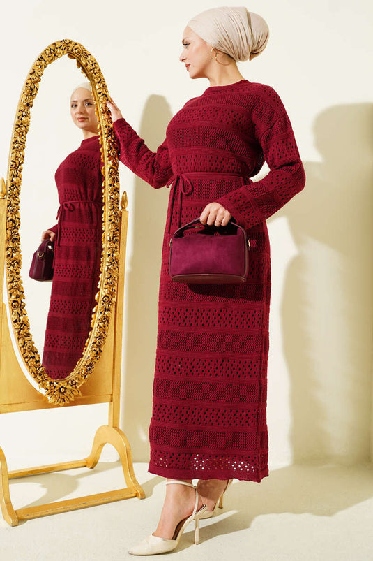 فستان محبوك بنقشة شرائط مزخرفة بلون خمري