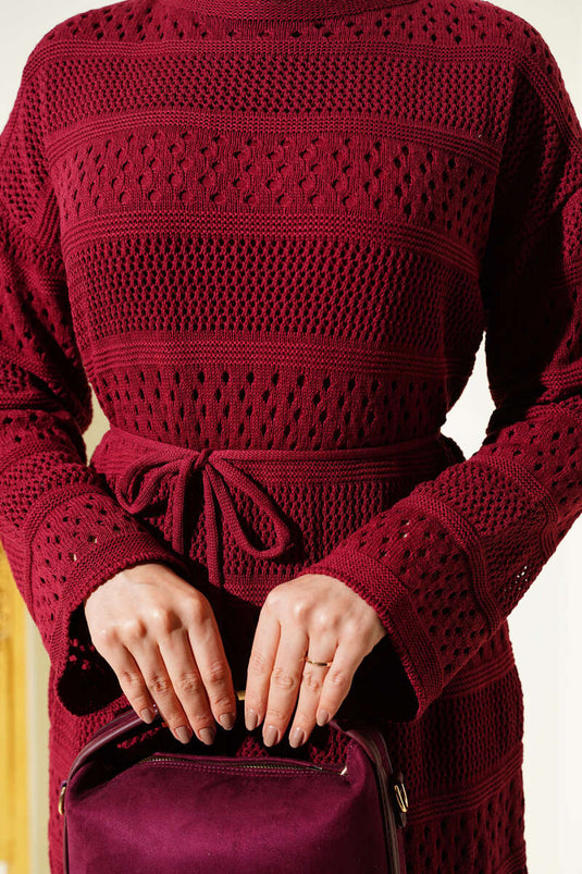 فستان محبوك بنقشة شرائط مزخرفة بلون خمري