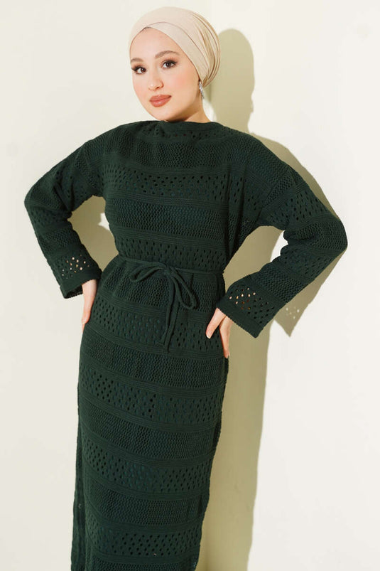 فستان محبوك بنقشة شرائط مزخرفة باللون الأخضر الزمردي