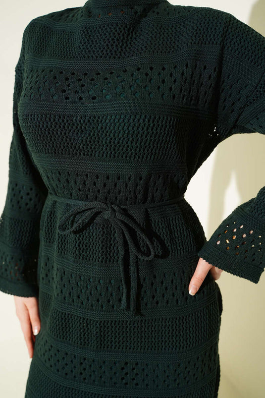 فستان محبوك بنقشة شرائط مزخرفة باللون الأخضر الزمردي