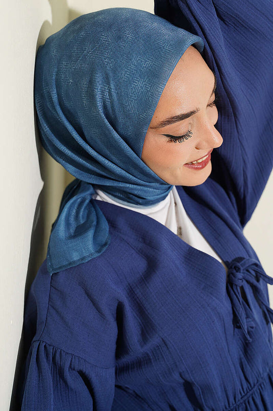 وشاح منقوش مخطط باللون النيلي