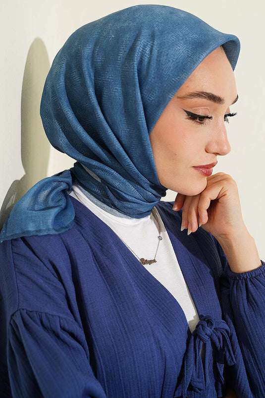 وشاح منقوش مخطط باللون النيلي