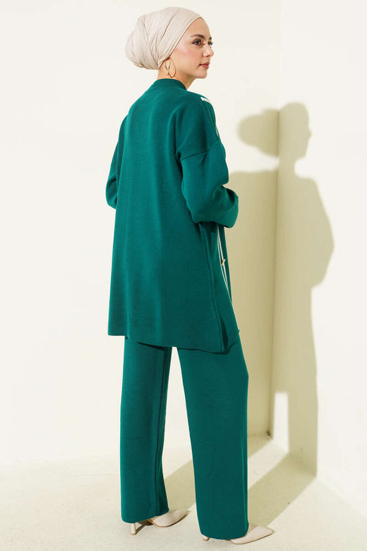 بدلة محبوكة من قطعتين بتفاصيل مخططة وأزرار باللون الزمردي