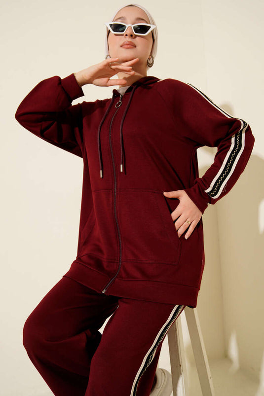 Costume deux pièces bordeaux à capuche et rayures