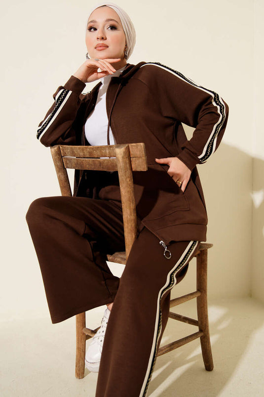 Zweiteiliger Anzug mit Kapuze und Streifenmuster, braun