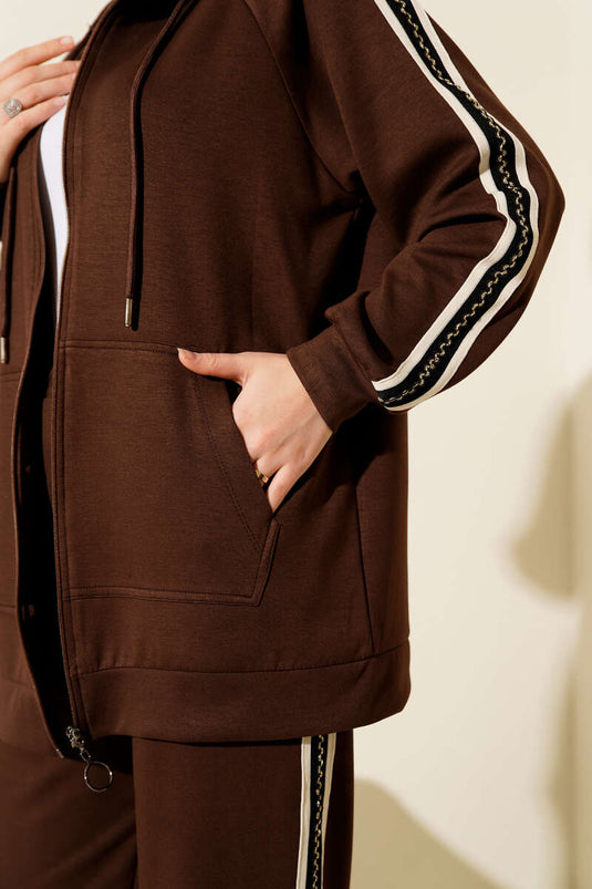 Zweiteiliger Anzug mit Kapuze und Streifenmuster, braun