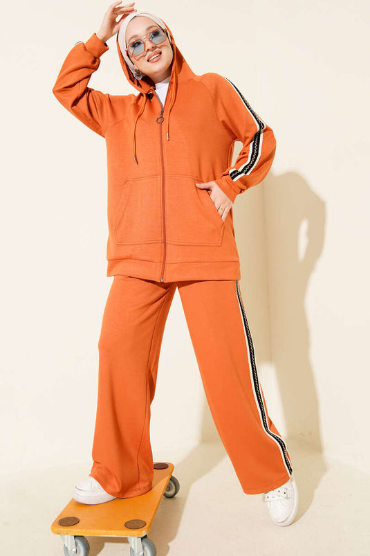 Ensemble deux pièces orange à capuche et rayures