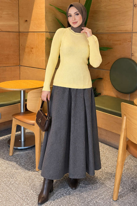 Gelber Strickpullover Mit Streifen-Details