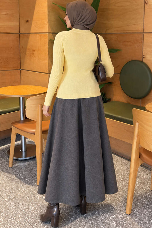 Gelber Strickpullover Mit Streifen-Details