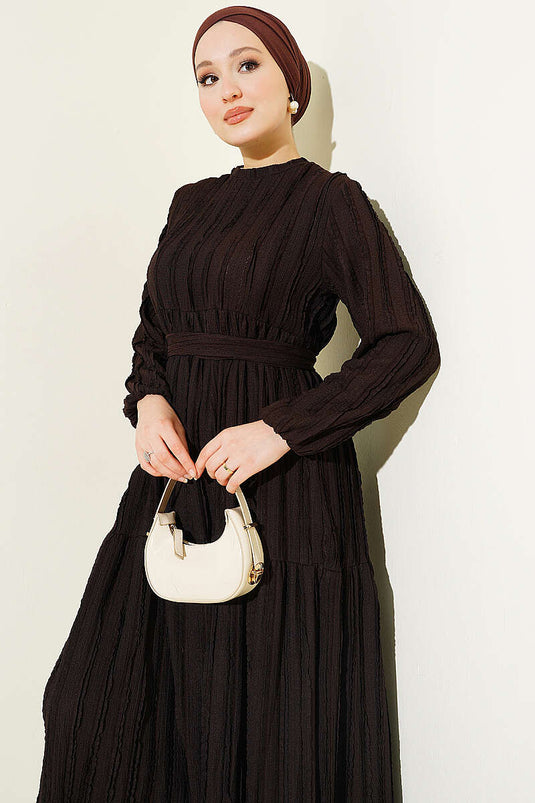 Robe ceinturée à volants rayés marron