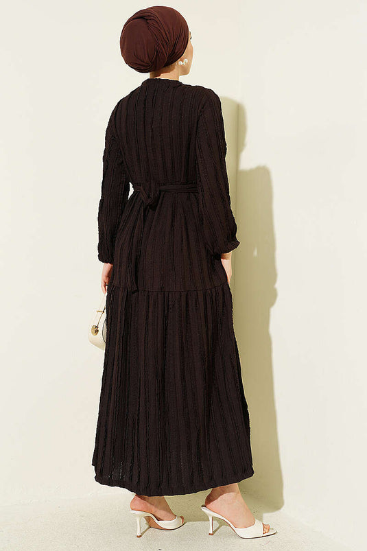 Robe ceinturée à volants rayés marron