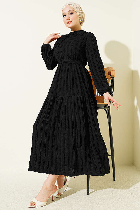 Robe noire ceinturée à volants rayés