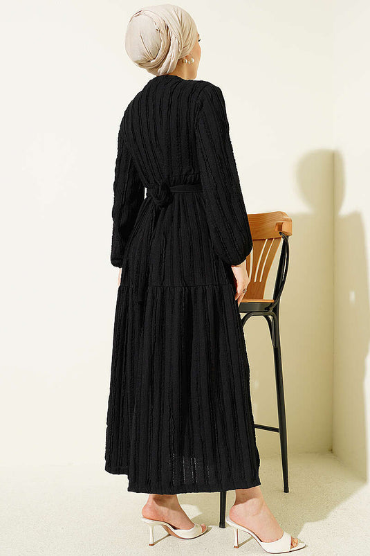 Robe noire ceinturée à volants rayés