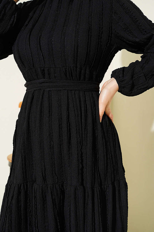 Robe noire ceinturée à volants rayés