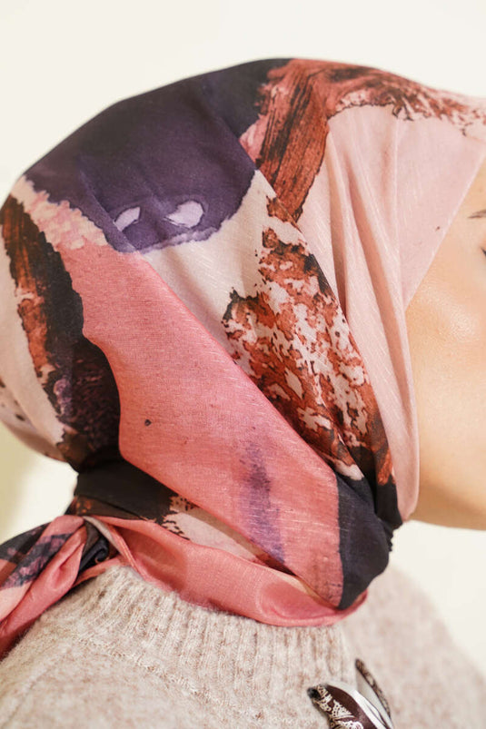 وشاح بتفاصيل بنمط مخطط، لون السلمون