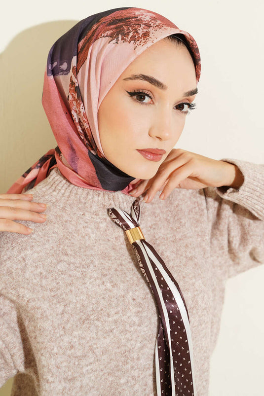 وشاح بتفاصيل نقش مع خطوط بلون السلمون