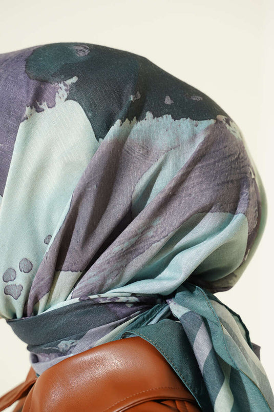 وشاح مزين بنمط متدرج مخطط باللون الزمردي