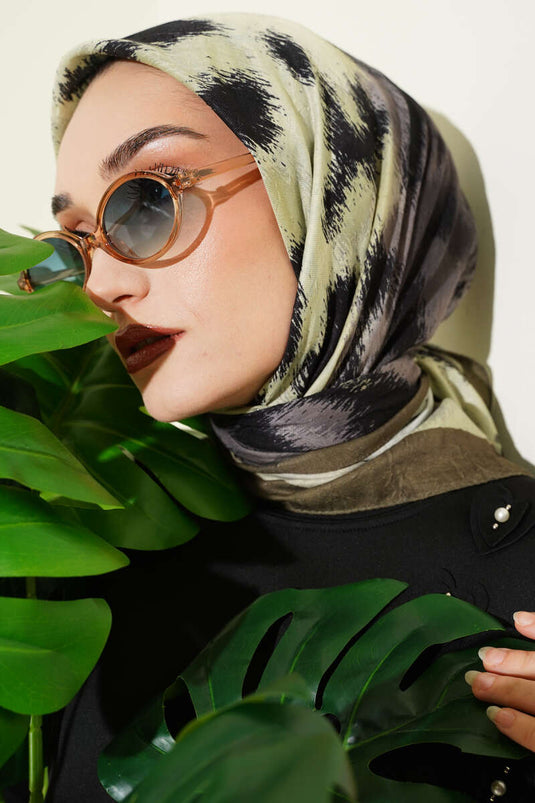وشاح من البامبو بنقشة مخططة باللون الأخضر الزيتوني
